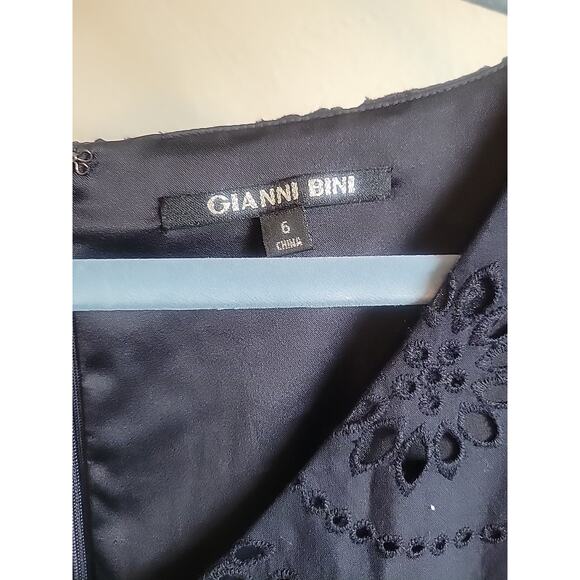 Gianni Bini Black Eyelet V Neck Cap Sleeve Womens Size 6 Mini Dress Pockets - Picture 2 of 10
